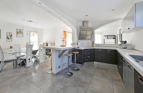 Raphele-les-Arles House | Stunning home in Arles with Wi-Fi