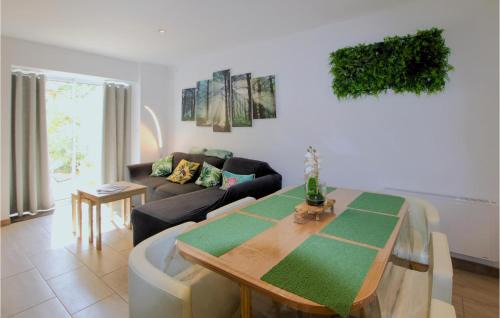 Velleron House | Stunning Home In Velleron With Jacuzzi