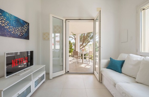 Solanas Villa | [Stunning Villa]private garden-front beach-parking [Smart TV Wi-Fi]