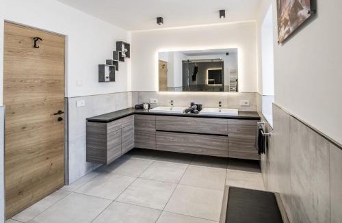 Colle Isarco Apartment | Stylish Alpine Apartment with Terrace, Fireplace & Mountain View near Sterzing - Villa Tribulaunblick