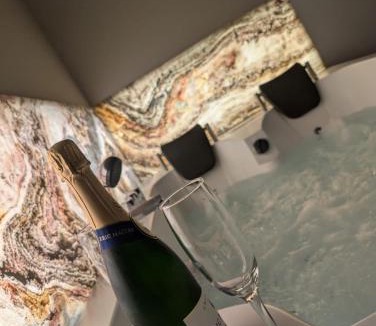 Vergeze Apartment | Suite avec jacuzzi privatif