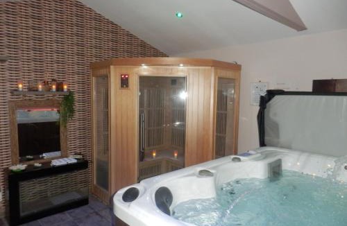 Lambesc Bed & Breakfast | Suite luxe avec sauna et jacuzzi privée
