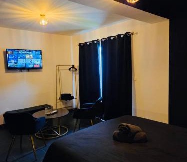 Port-Saint-Louis-du-Rhone Apartment | Suite with private Jacuzzi