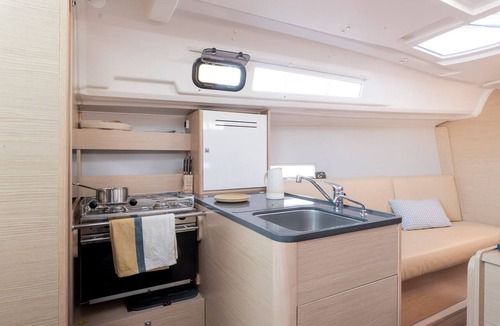 7th Arrondissement Boat Rental | Sun-Kissed Sailing Adventure to Viejo Puerto