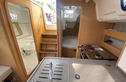 7th Arrondissement Boat Rental | Sun-Kissed Sailing Adventure to Viejo Puerto