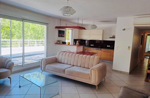 Le Grand Travers Apartment | Superb apartment with large terrace 3 minutes walk from the beach