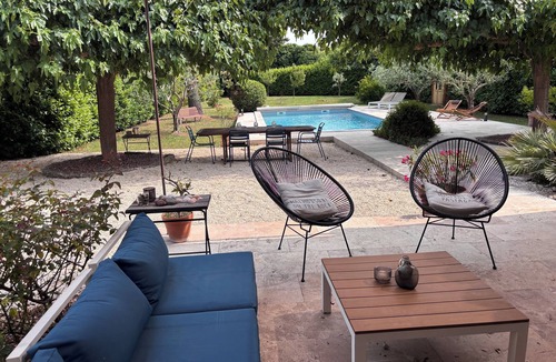Vedene Villa | Superb villa near Avignon 4 bedrooms swimming pool large garden parking