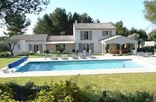 Eygalieres Villa | Superb Villa with Heated Pool and Air-Conditioning