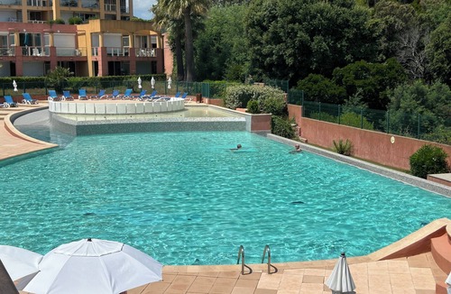 Theoule-Superieur Apartment | Swimming pool, close to the beaches, and air-conditioned.