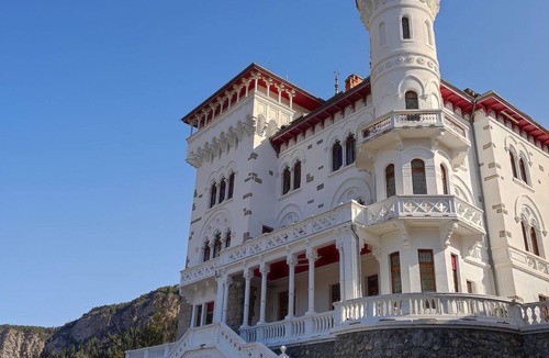 Jausiers Apartment | T2 Apartment in Castle, 4 people, pool, pets allowed