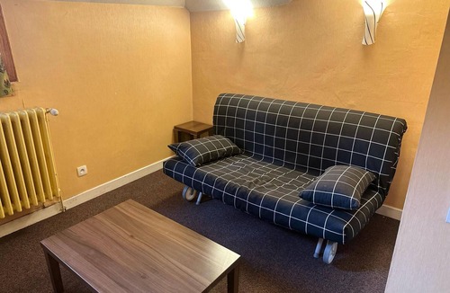 Jausiers Apartment | T2 apartment in castle with pool, parking, pets allowed - Jausiers