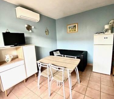 Saintes-Maries-de-la-Mer Apartment | T2 cabine avec piscine collective, parking, climatisation, pour 4 personnes