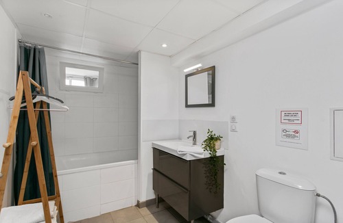 Montpellier City-Centre Apartment | T2 vue cour-Apartment-Superior-Courtyard view-Ensuite with Bath
