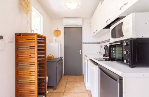 Valras-Plage Apartment | T2 with Pool, Terrace & Parking