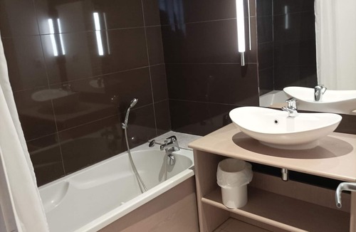 Jausiers Apartment | T3 apartment in castle with pool and WIFI, pets allowed, 6 people