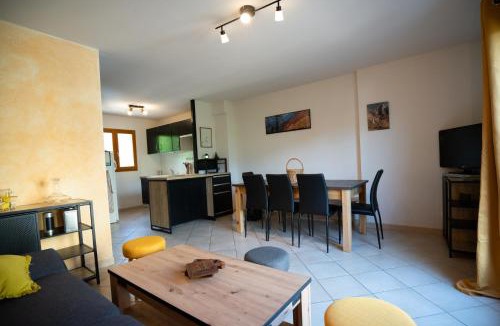 Embrun Apartment | T3 au Plan d’eau d’Embrun avec Garage et Terrasse