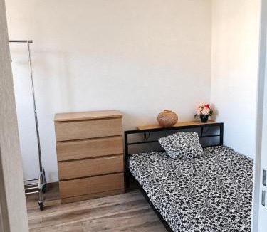 Salon-de-Provence Apartment | T3 Centre Parking 4pers Calme & Confort