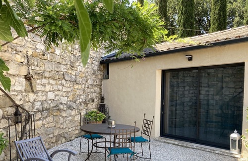 Castelnau-Valence Apartment | The Coin des Amandiers