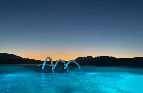 Jarjayes Ski Chalet | The Eagle's View – warm and welcoming chalet with panoramic mountain views