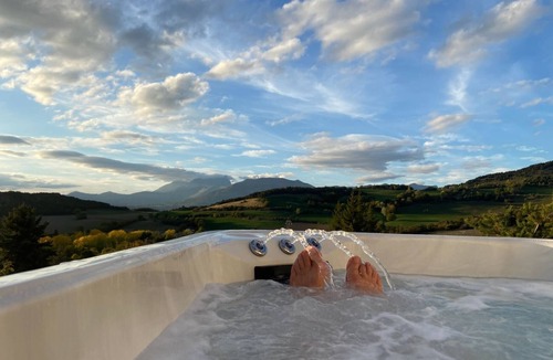Jarjayes Ski Chalet | The Eagle's View – warm and welcoming chalet with panoramic mountain views