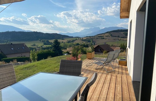 Jarjayes Ski Chalet | The Eagle's View – warm and welcoming chalet with panoramic mountain views