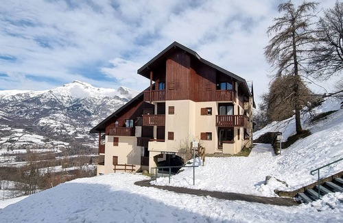 Saint-Leger-les-Melezes Apartment | The ideal apartment for winter sports vacations, 200m from the slopes. Champsaur