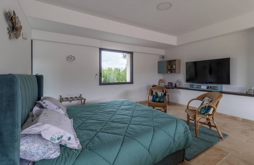 Molleges Bed & Breakfast | THE INTIMACY OF A PROVENCE ESTATE LA SUITE EUCALYPTUS 5 EPIS
