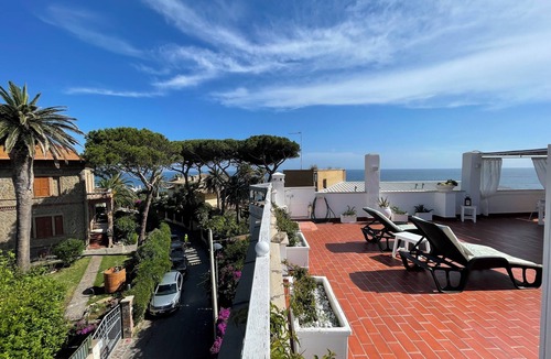 Santa Marinella House | THE TERRACE ON THE SEA