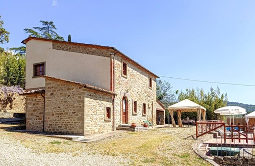 Castiglion Fiorentino House | This former farmhouse is located on a small hill about 3 km from Castiglion Fiorentino.