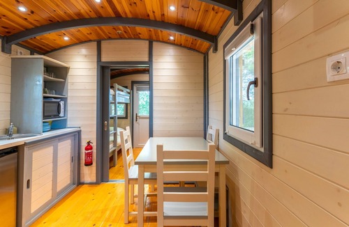 Saint-Andiol House | Tiny Home 'Morgane' with Shared Garden, Wi-Fi, and Air Conditioning