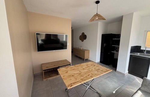 Fos-sur-Mer Apartment | Top floor of a house by the sea