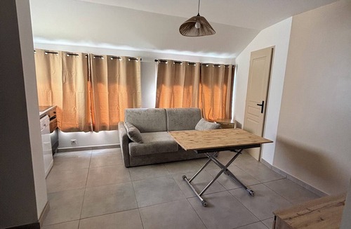 Fos-sur-Mer Apartment | Top floor of a house by the sea