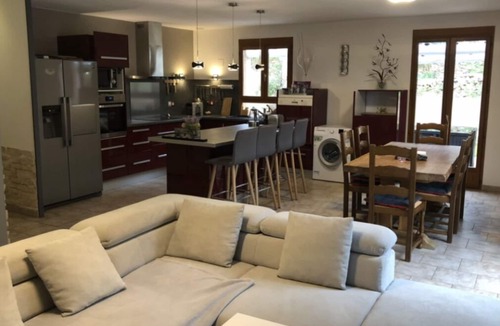 Cuges-les-Pins Villa | Top of Villa swimming pool, Jaccuzzi, BBQ 15Km from the beaches of Cassis La Ciotat