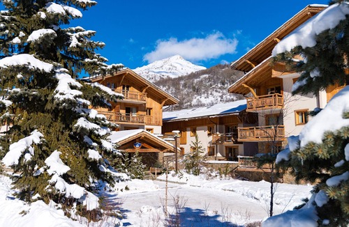 Chantemerle Apartment | travelski home premium Résidence Le Hameau du Rocher Blanc 4* - 3 pièces 6 personnes