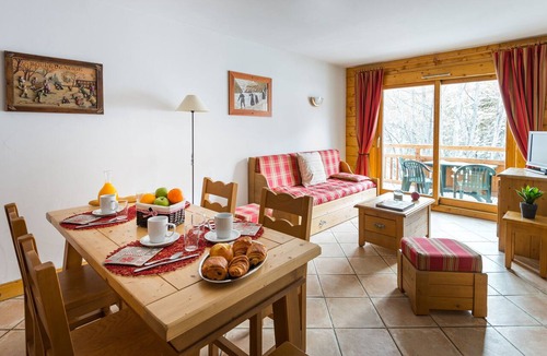 Chantemerle Apartment | travelski home premium Résidence Le Hameau du Rocher Blanc 4* - 3 pièces 6 personnes