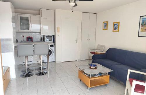 Le Lavandou Apartment | TRES BEAU STUDIO CABINE 28m2 DANS RESIDENCE DE STANDING AVEC PISCINE