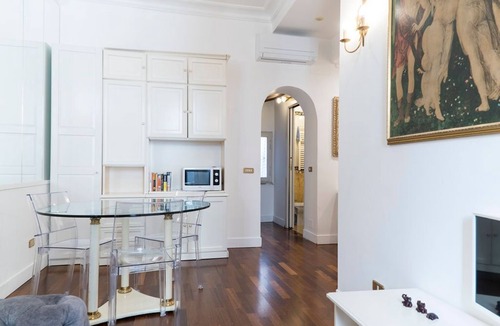 Rione III Colonna Apartment | Trevi Fountain Lovable Apartment