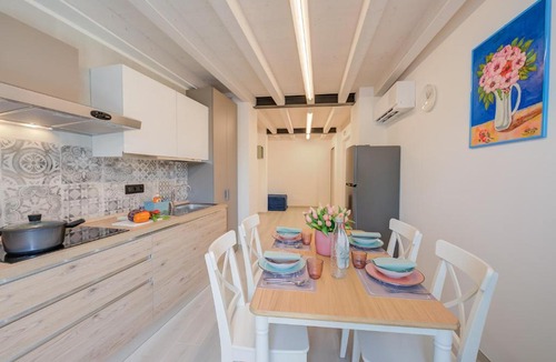 Salionze Apartment | Tulipano Apt - Palazzo Palermo 1817 A/C, 2BR, Sleeps 4 - Happy Rentals