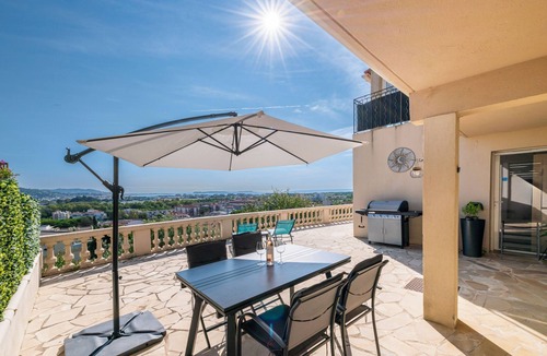 Les Termes House | Two bedroom with pool in Mandelieu