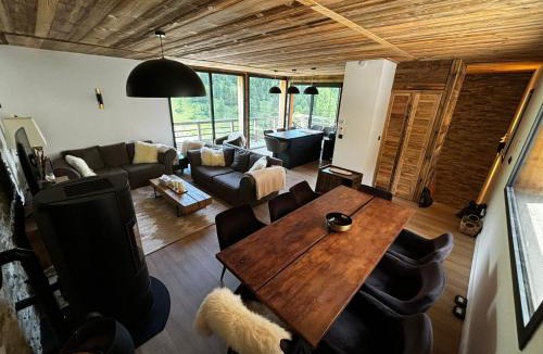 Les Claux Ski Chalet | Un Écrin de Sérénité Face aux Montagne chalet nathalya