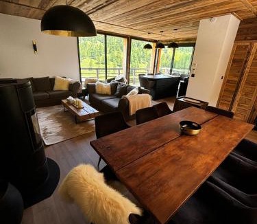 Les Claux Ski Chalet | Un Écrin de Sérénité Face aux Montagne chalet nathalya
