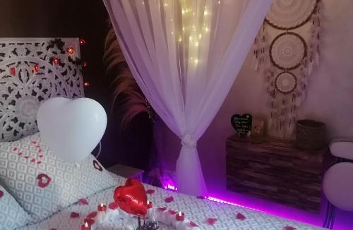 Le Puyricard Bed & Breakfast | Une Clé Pour Deux - Chambre romantique avec Patio & Spa privatifs