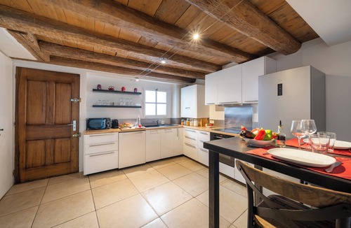 Avignon City Centre House | UNIQUE IN THE CITY CENTER: WARM TOWNHOUSE WITH PRIVATE PATIO AND JACUZZI