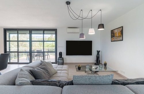 Rousset Apartment | Upper Villa with Sainte Victoire Mountain View, Shared Terrace, and Wi-Fi