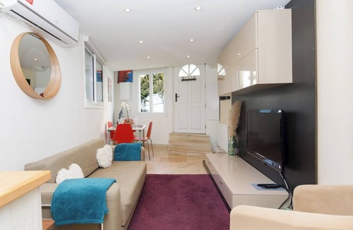 California - Pezou Apartment | Upstays Quiet 56m² House Cannes