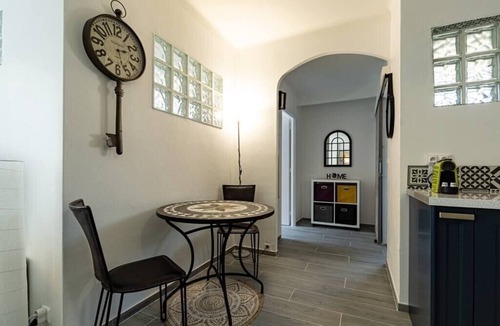 Carnot Apartment | Upstays Terrace 44m² Apartment Carnot