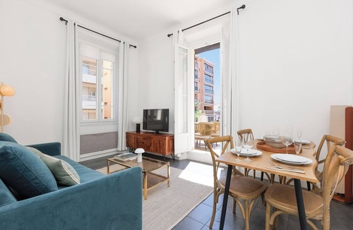 California - Pezou Apartment | Upstays Terrace 45m² Apartment Californie