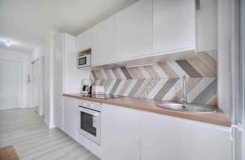 Carnot Apartment | Upstays Terrace 50m² Apartment Carnot