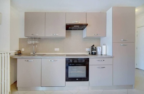 Carnot Apartment | Upstays Terrace Carnot Center 60m2 Apartment