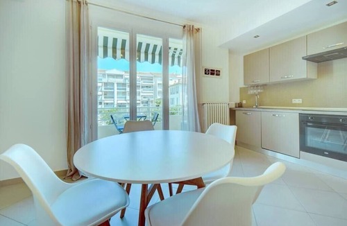 Carnot Apartment | Upstays Terrace Carnot Center 60m2 Apartment